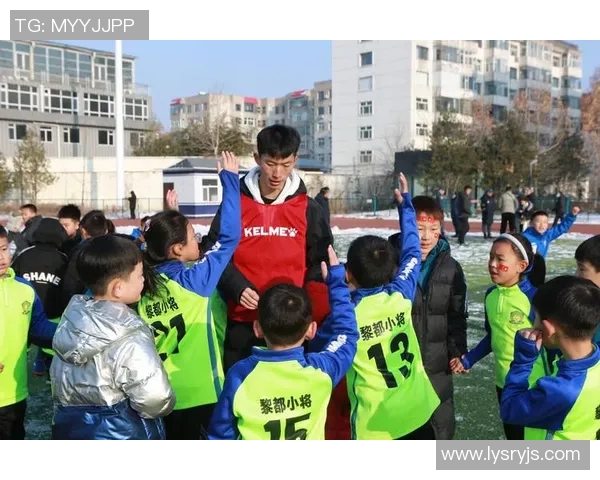 探索学习颠足球的技巧与策略提升个人技能和团队协作能力 探索学习颠足球的技巧与策略提升个人技能和团队协作能力
